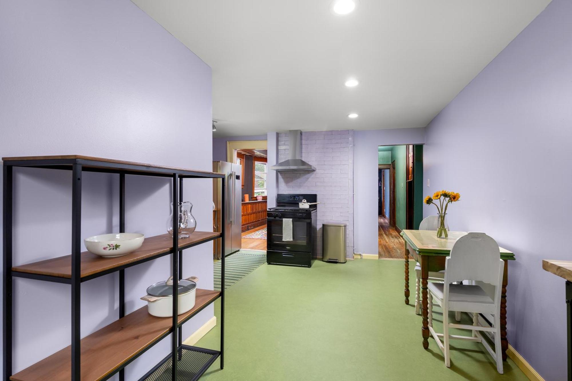 Historic & Spacious 3 Bedroom Family Gem On Peaceful Street Apartment *