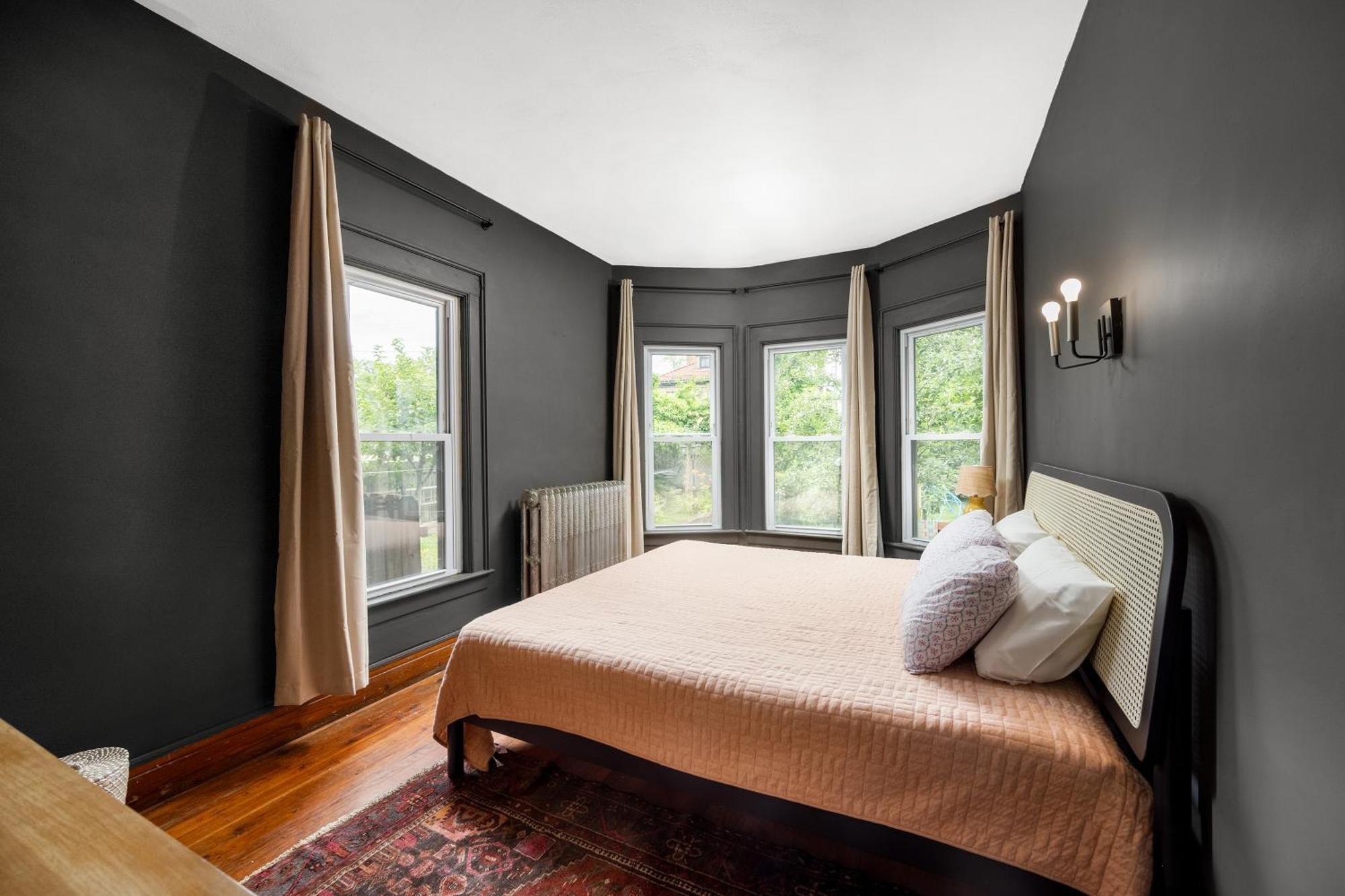 Apartment Historic & Spacious 3 Bedroom Family Gem On Peaceful Street *