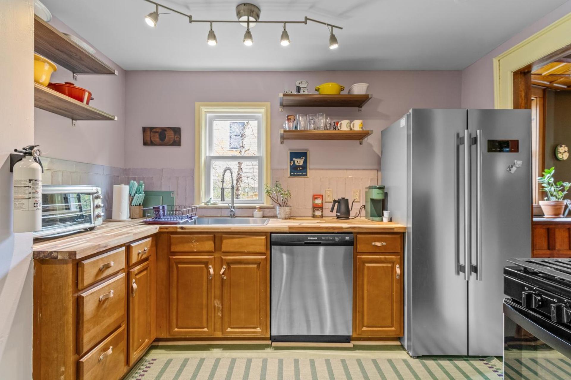 Apartment Historic & Spacious 3 Bedroom Family Gem On Peaceful Street *